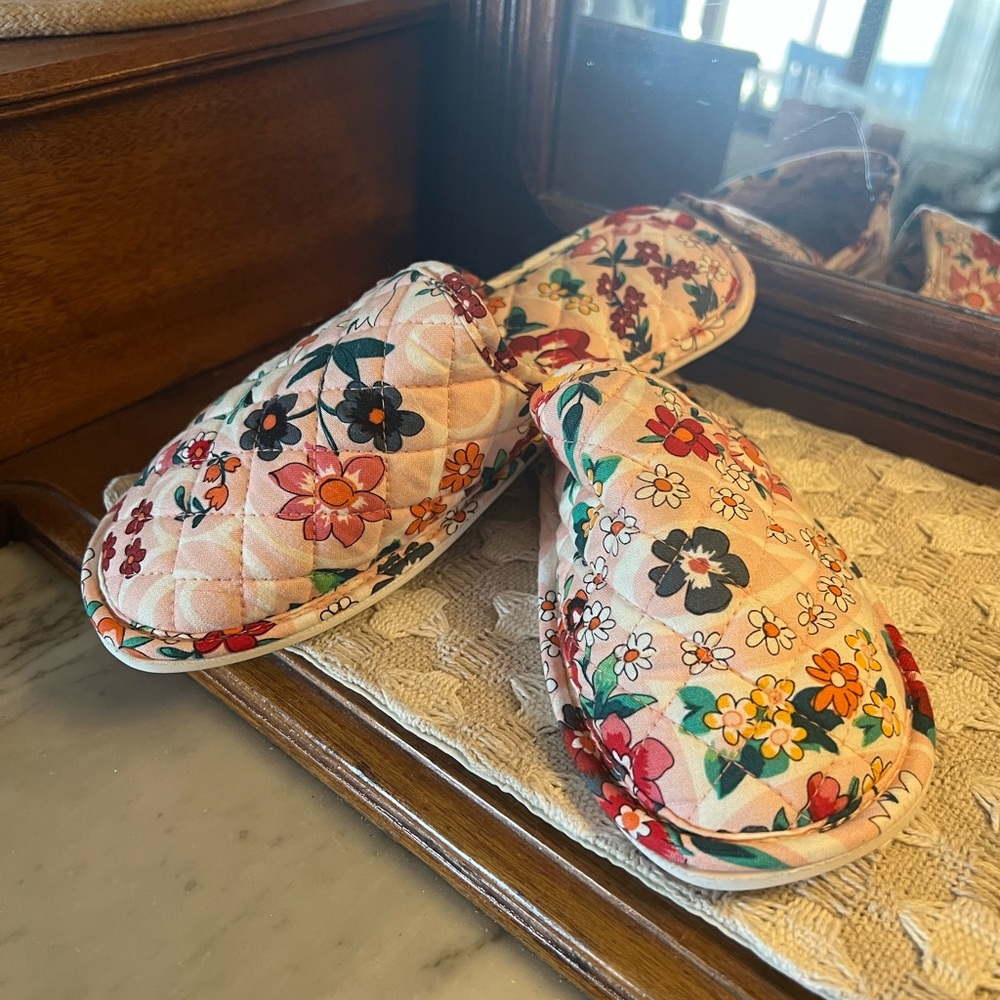 VERA BRADLEY Classic Quilted Slip On Travel Slippers Prairie Paisley Wms Sz S - Picture 1 of 7
